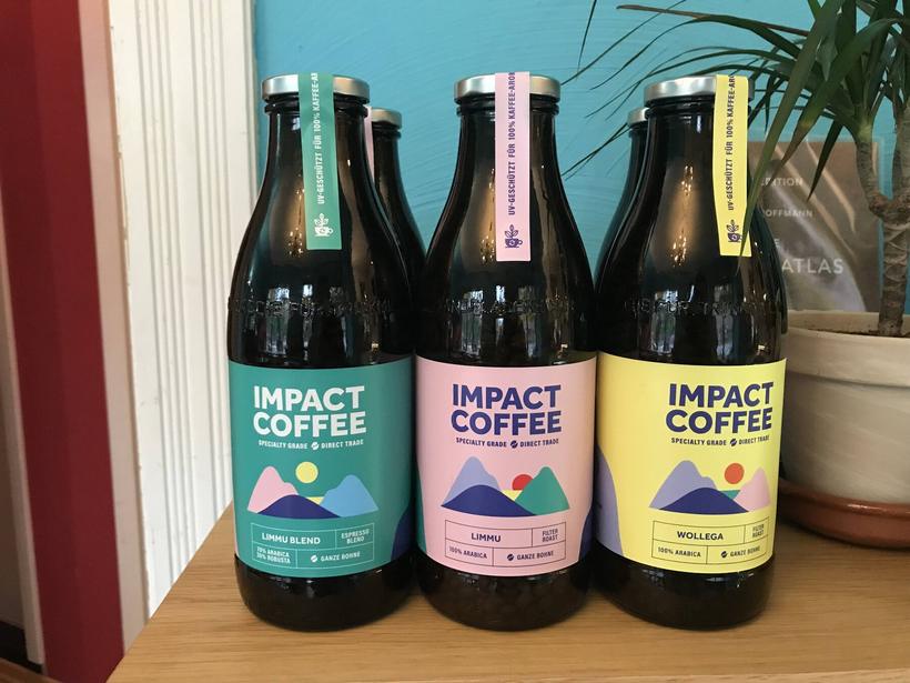 Drei Flaschen Impact Coffee Cold Brew im Regal