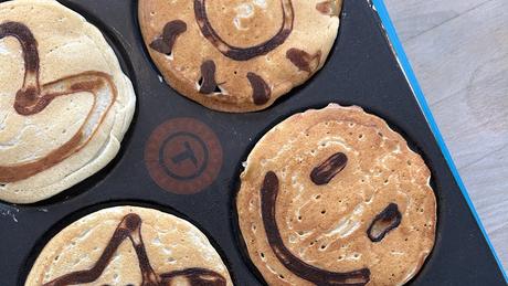 Pancakes mit aufgemalten Gesichtern