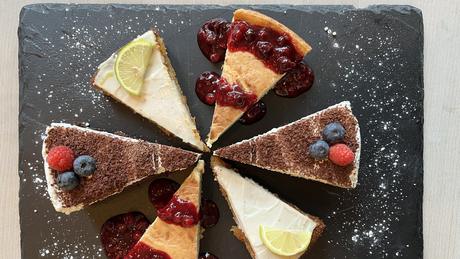 Kuchenstücke auf einer Schieferplatte